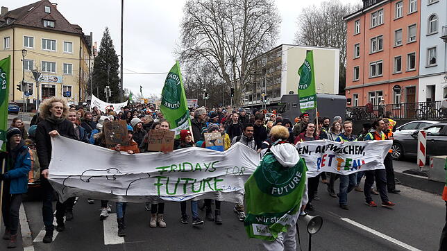 Der Demonstrationszug kurz vor der Unterführung zum Sternenplatz