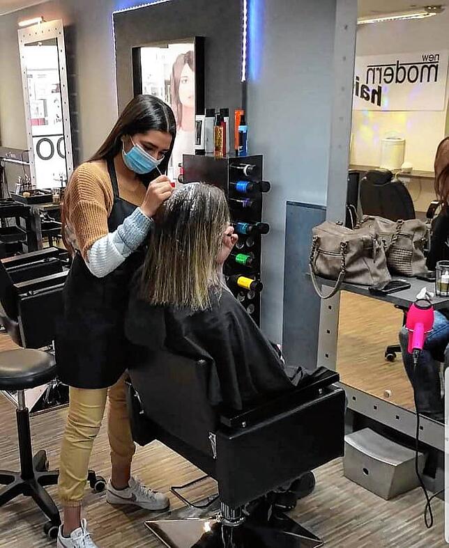 Das Bild entstand, als im „New Modern Hair“ noch gearbeitet wurde, nun hat der Salon vorübergehend geschlossen.