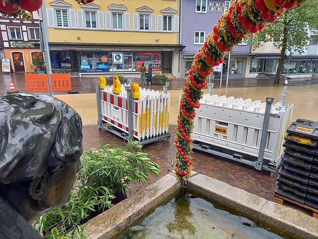 Noch blicken die Latschejungs auf die gestapelten Absperrungen. Doch kurz vor Mittag war der Stadtgraben geräumt. Am 14. März hatten die ...