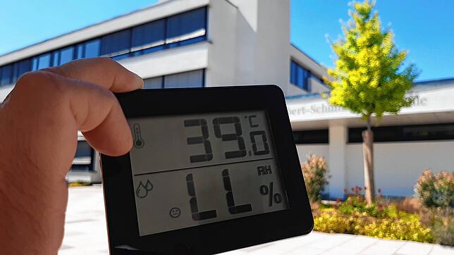 39 Grad zeigt das Thermometer am Dienstag, 19. Juli, gegen 15 Uhr vor der Robert-Schuman-Realschule in Waldshut an. An der Schule gibt ...