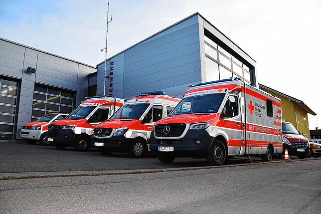 Die Rettungswägen des Ortsvereins Waldshut standen einsatzbereit vorm Feuerwehrhaus.
