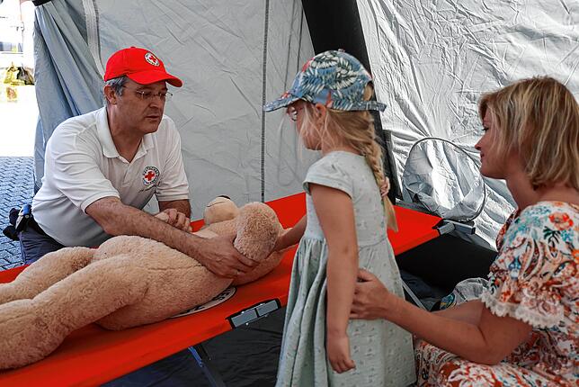 Zu Gast beim Teddy-Doktor: Der DRK-Ortsverband feierte am verkaufsoffenen Sonntag das 125-jährige Bestehen auf dem Untertorplatz. Der ...