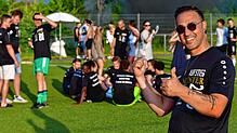 Stolz auf seine Jungs: Der scheidende Trainer Fabio Cocuzza feiert den SV Obersäckingen, mit dem er den Titel in der Kreisliga B-3 ...