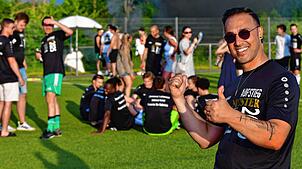 Stolz auf seine Jungs: Der scheidende Trainer Fabio Cocuzza feiert den SV Obersäckingen, mit dem er den Titel in der Kreisliga B-3 ...