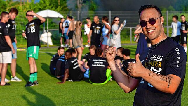Stolz auf seine Jungs: Der scheidende Trainer Fabio Cocuzza feiert den SV Obersäckingen, mit dem er den Titel in der Kreisliga B-3 ...
