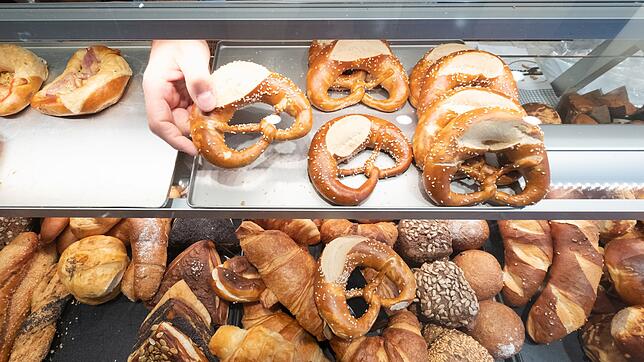 Handwerk BW: Menschen sparen bei Brötchen. (Archivbild)