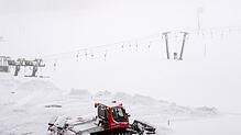 Ein Pistenbully fährt am 10. November auf dem Feldberg im Schwarzwald im Schnee. Nach Angaben des Liftverbundes Feldberg werden am ...