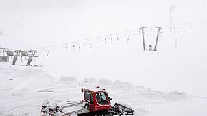 Ein Pistenbully fährt am 10. November auf dem Feldberg im Schwarzwald im Schnee. Nach Angaben des Liftverbundes Feldberg werden am ...