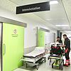 Das Rettungswagen-Team Dunja und Volker Geier bettet eine Patientin von der Trage auf die Krankenhausliege und übergibt sie an das ...
