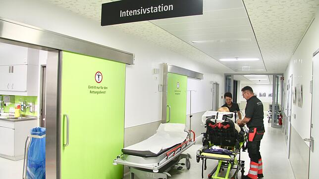 Das Rettungswagen-Team Dunja und Volker Geier bettet eine Patientin von der Trage auf die Krankenhausliege und übergibt sie an das ...