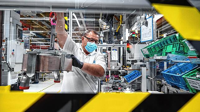 Bis zu 15.000 Stellen will ZF bis 2025 abbauen. Grund sind die Auswirkungen der Corona-Pandemie und die weltweite Rezession.