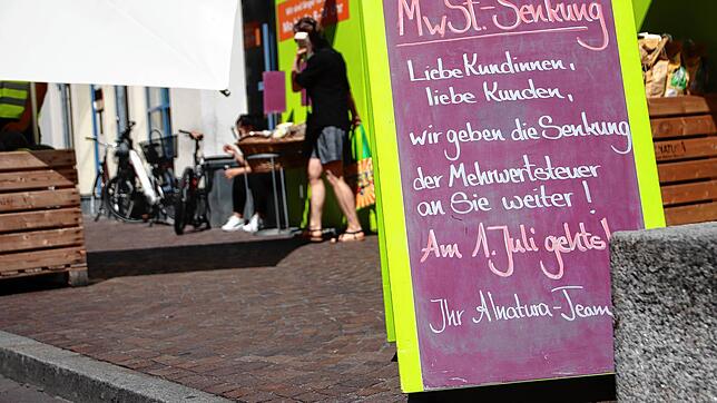 In Konstanz werben bereits manche Händler mit der Mehrwertsteuersenkung.