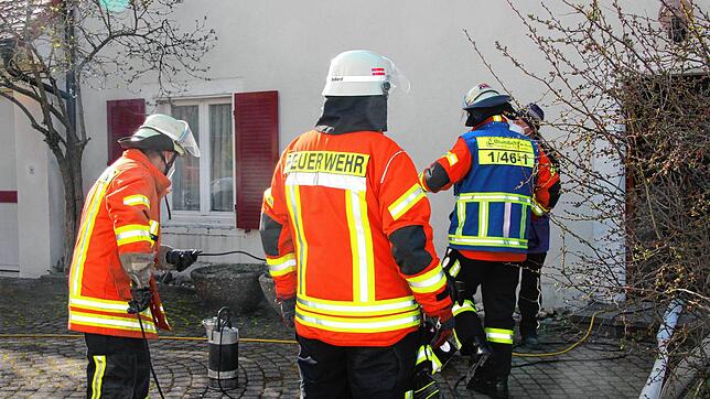 Zu einem Einsatz in Riedböhringen musste die Blumberger Feuerwehr ausrücken. Im Pfarrhaus war der Keller voller Wasser. Unser Bild zeigt ...