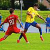 Sebastian Stark (rechts) sorgte beim 3:0 des FC Singen über den FC Auggen (Moritz Walther) für den zweiten Treffer der Platzherren.