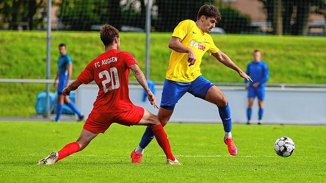 Sebastian Stark (rechts) sorgte beim 3:0 des FC Singen über den FC Auggen (Moritz Walther) für den zweiten Treffer der Platzherren.
