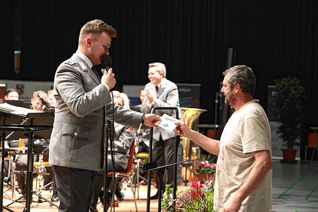 Bild 26: Volle Zuschauerreihen und gute Laune: Bilder vom Benefizkonzert mit dem Heeresmusikcorps