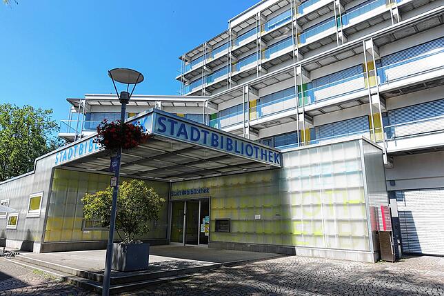 Die Stadt-Bibliothek ist im Gebäude des Rathauses untergebracht.