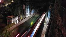Ein Zug fährt in den dunklen Tunnel zwischen dem ehemaligen Bahnhof Überlingen Ost und Mitte.