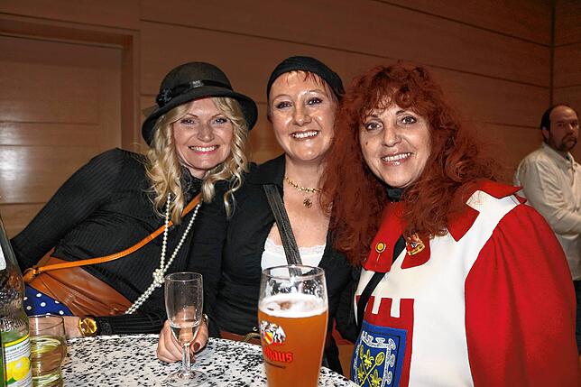 Bild 7: Fasnacht pur beim traditionellen Öschabend: Wir haben die Bilder