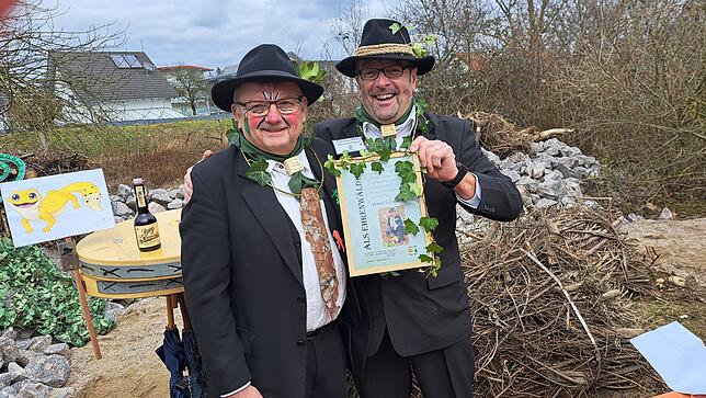 Oberwälder Hansi Schwander (links) ist von Peter Hauber zum Ehrenwälder ernannt worden.