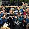 Bürgermeister Joachim Burger dirigiert nach der Verkündung des Wahlergebnisses für ein Stück das Orchester mit Musikern aus den ...