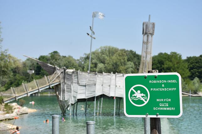 Der Zugang zur Robinsoninsel und zum Piratenschiff ist nur guten Schwimmern gestattet. Wegen des aktuellen Niedrigwassers ist der Zugang ...