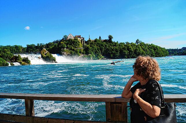 Katharina Gouders genießt das Panorama des Rheinfalls mit Schloss Laufen im Hintergrund.