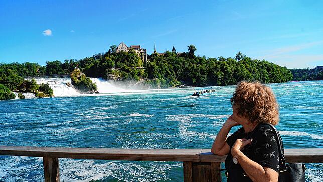 Katharina Gouders genießt das Panorama des Rheinfalls mit Schloss Laufen im Hintergrund.