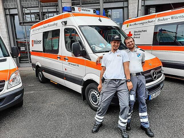 Vor der Abfahrt von Villingen zur Sammelstelle in Bruchsal entspannen der Blumberger Florian Singer (rechts) und ...