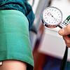 Ein Arzt misst an einem Patienten den Blutdruck. Ist er zu hoch, sollte er gesenkt werden. Das kann mit Medikamenten erreicht werden, ...
