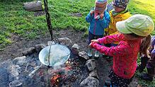 Eine leckere Suppe im offenen Kessel gekocht kommt bei den Kindern immmer gut an. Bilder: Andreas Böhm
