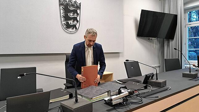 Richter Veiko Böhm verbringt am ersten Prozesstag viel Zeit damit, den Angeklagten zu den Stimmen in seinem Kopf und seinen göttlichen ...
