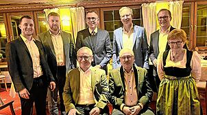 Fabian Ringwald (hinten, von links) und Benjamin Schwab, beide Geschäftsführer der EGT Gebäudetechnik, Landrat Sven Hinterseh, ...