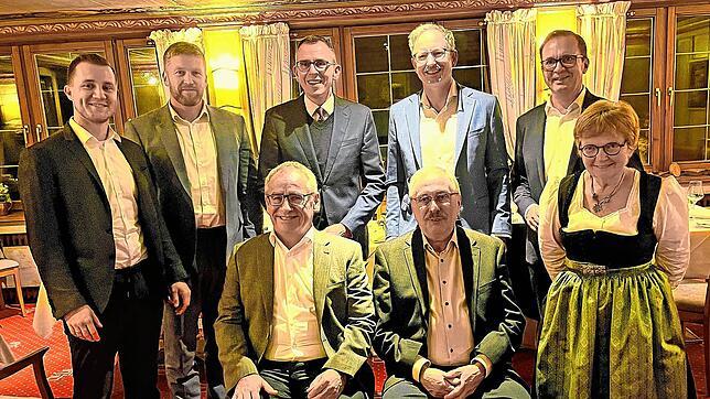 Fabian Ringwald (hinten, von links) und Benjamin Schwab, beide Geschäftsführer der EGT Gebäudetechnik, Landrat Sven Hinterseh, ...