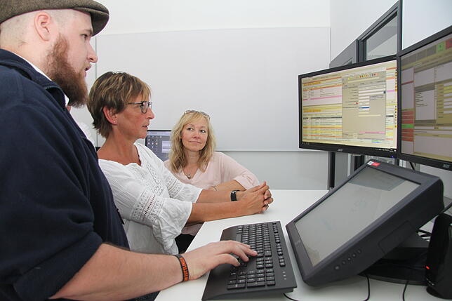 Beim Besuch in der Notrufzentrale zeigt Theo Lechner Claudia Riegger (Mitte), wie das Programm funktioniert, mit dem er sie zur ...