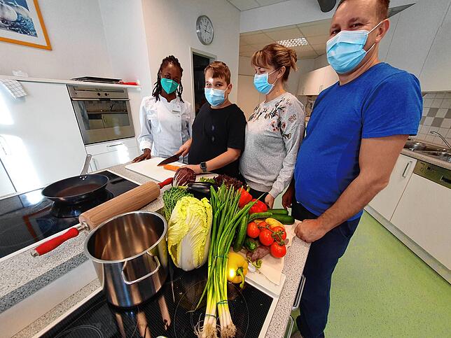 Diätassistentin Phylis Hausch gibt Tobias, Irina und Sergej Schneider wichtige Tipps.