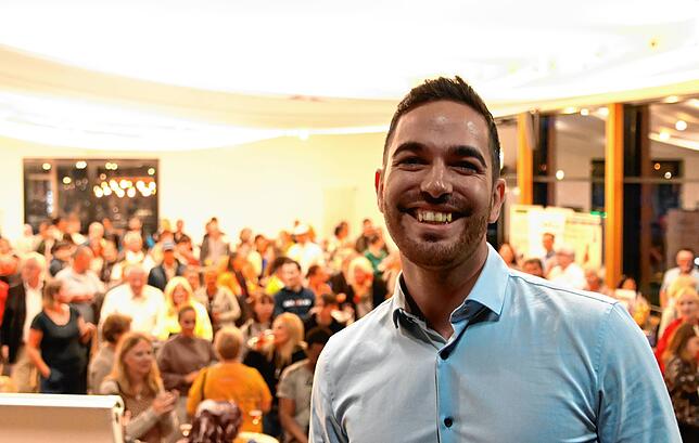 Im Hintergrund ist zu sehen, dass Bürgermeister Christoph Stolz, der selbst erst seit Ende Juni in Ludwigshafen wohnt, viele neue ...