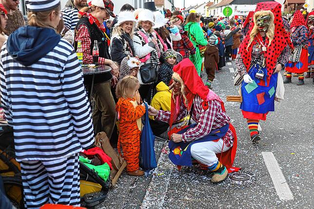 Bild 5: So bunt war der große Umzug beim Seenarrentreffen in Allensbach 2024 &ndash; Teil 2
