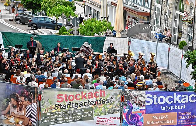 Ein Blick aus das eingezäunte Konzertareal mitten auf der Hauptstraße in der Oberstadt. Soetwas gab es bisher noch nie, soll aber nicht ...