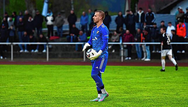 Glück gehabt: Den Ausgleich des FC Tiengen 08 durch Daniel Guznenko musste Torwart Jan Wiedmann auf seine Kappe nehmen und war am Ende ...