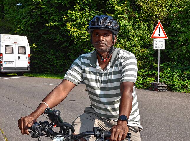 Berufspendler Jegan Balaji Thenmalaiyandi freut sich über das entspanntere Fahren auf der Fahrradstraße.