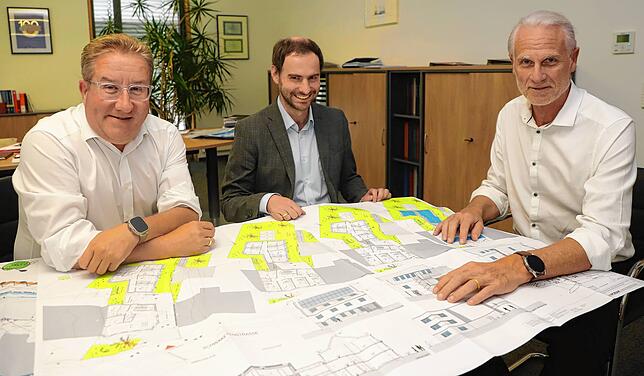 Die Wobak freut sich darauf, für Azubis finanziell leistbare Apartments zu bauen (von links): Geschäftsführer Jens-Uwe Götsch, Malte ...