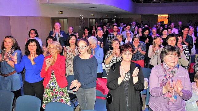 Da erheben sich die Besucher gerne von ihren Sitzen und applaudieren im Stehen: Das Musical der Pfohren Pop Singers kam beim Publikum ...
