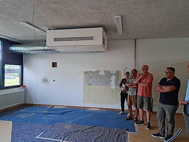 Die Ausschuss-Mitglieder bei der Besichtigung eines Klassenzimmers, das wie alle Klassenzimmer eine Lüftung eingebaut bekommen hat.