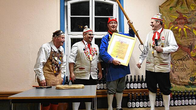 Hurra, der Stab ist mein: Ehrengerstensafter 2024 der Gottmadinger Gerstensackzunft ist Stephan Glunk, Zunftmeister der Singener ...