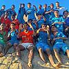 Spaß in der Wüste: Die U16-Elf von Fidschi hat sich für die U17-WM 2025 in Katar qualifiziert. Sportdirektor Timo Jankowski (hinten, ...