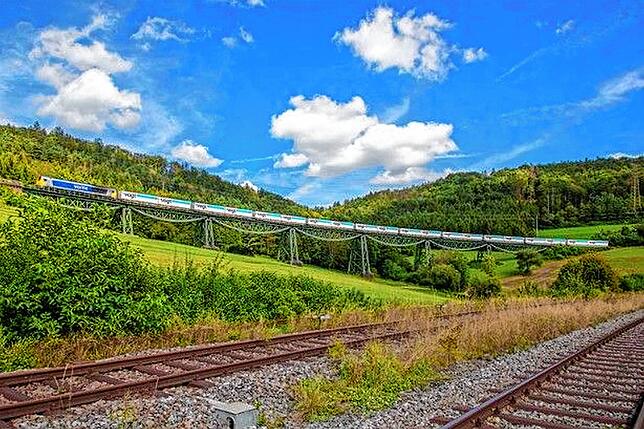 Ein Güterzug im Auftrag der Spedition Bäumle fährt über das Biesenbachviadukt bei Epfenhofen.