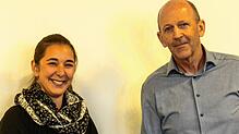 Christine Ebner überreicht Bürgermeister Christian Behringer die Unterschriftenliste gegen mögliche Windkraftanlagen bei Staufen, auf ...