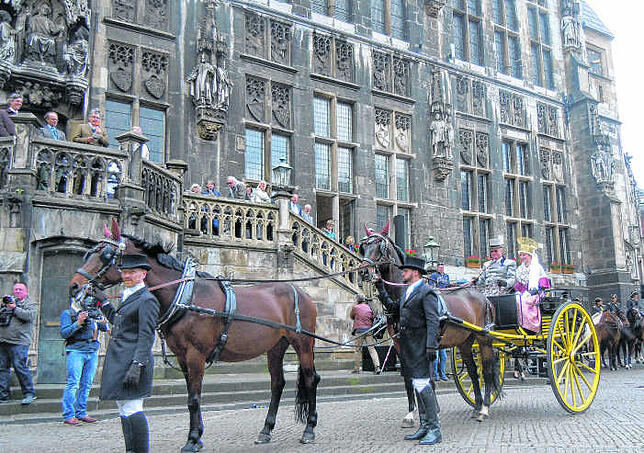 Rundum prächtig: Vor dem Prunkbau des Aachener Rathaus fährt 2015 das Tandem-Gespann des Villingers Manfred Riegger ein. Tausende ...