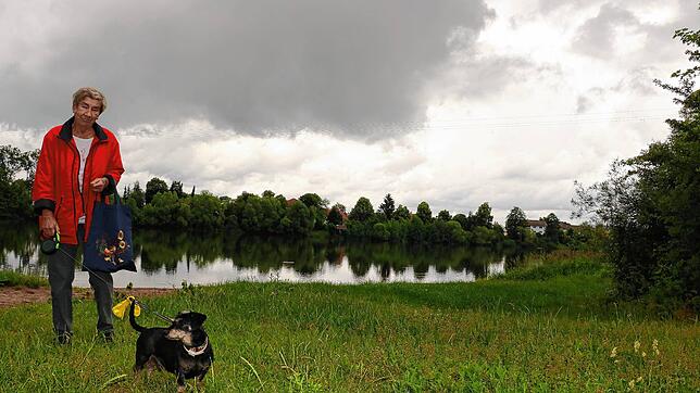 Kofenweiher am Morgen, Schmuddelwetter. Urlauberin Bärbl Fedlmeier aus Landau führt ihren Dackel &bdquo;Charlie&ldquo; aus. Am Mittwoch ...
